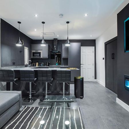 Two Bed Modern Apartment 5Min Walk To Town Centre With Free Parking ! Under New Management Blackpool Kültér fotó